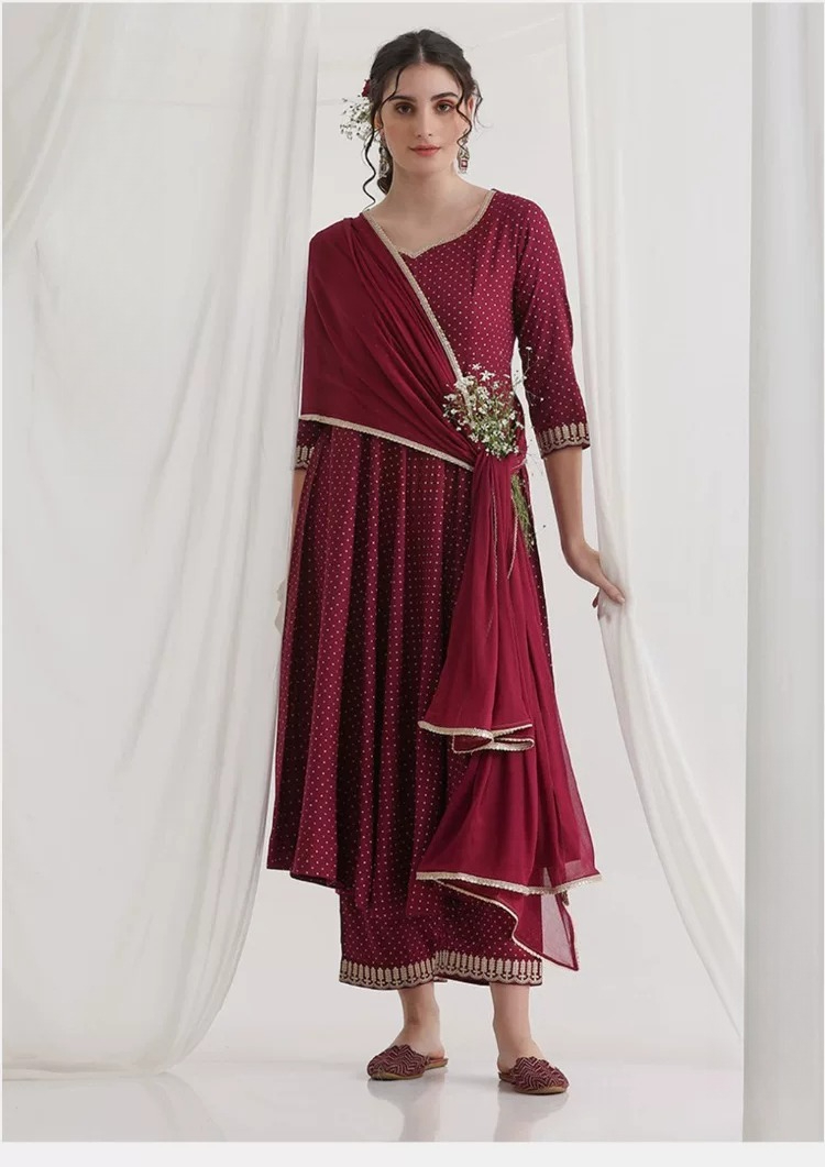Summer Clothing Pakistan - طقم كورتا نسائي تقليدي هندي باللون